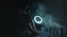 Индиа Айсли: Темное зеркало  – секс сцены