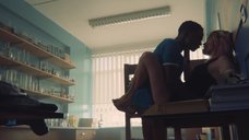 Эмма Маккей: Половое воспитание  – секс сцены