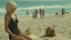 Мирей Дарк: Возвращение высокого блондина  – секс сцены