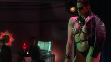 Лиза Лион: Вамп  – секс сцены