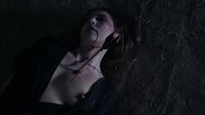 Голая Сэлли Фолкнер – Вампиры (2015)