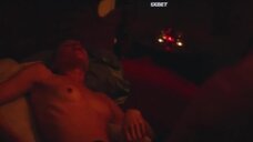 Дри Хемингуэй: Беги вместе с добычей  – секс сцены