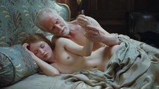 Эмили Браунинг: Спящая красавица  – секс сцены