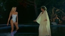 Глория Гвида: Лицеистка, дьявол и святая вода  – секс сцены