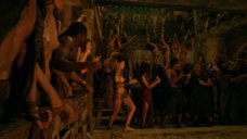неизвестная: Спартак: Месть  – секс сцены